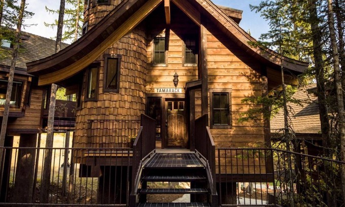 Whitefish Ski Chalet | SLOPESIDE with PRIVATE Hot Tub-just 30' from the slope! 2 Bdm/2 Bath, Luxury Ski-in/Ski-out Treeh...
