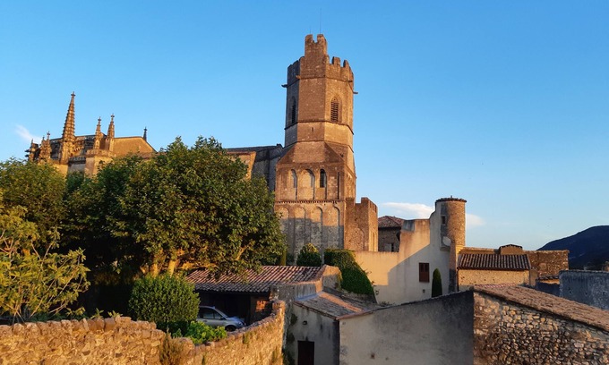 Viviers Apartment | Small apartment overlooking enclosed garden