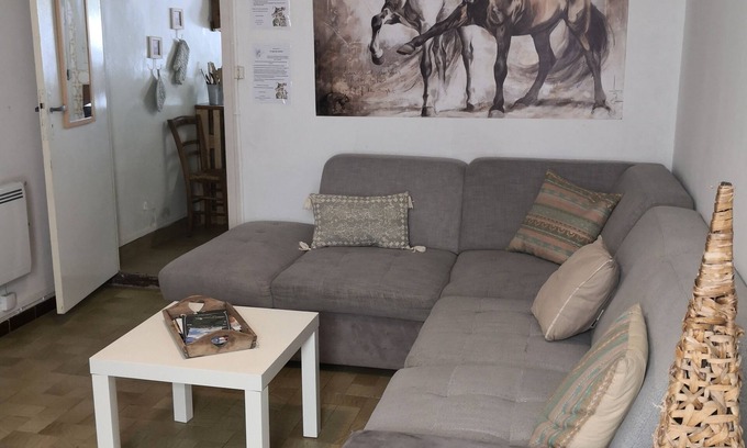 Saint-Martin-le-Mault House | Small atypical country house.
