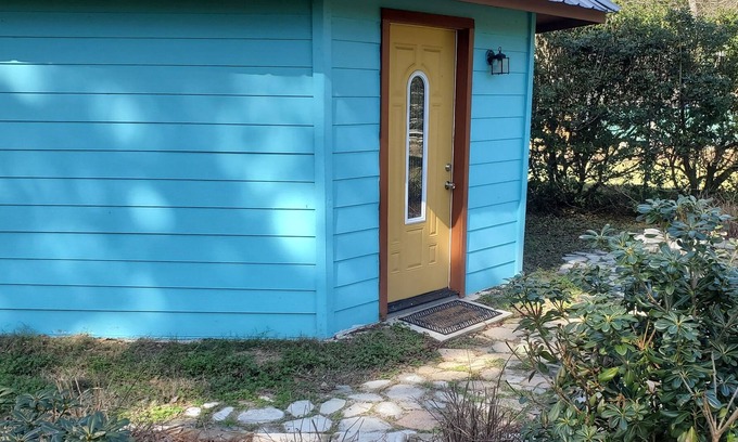 Montgomery House | Small lake house