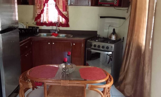 Sandy Hill Apartment | Small neat apartment.5 mins away beach/hiking.