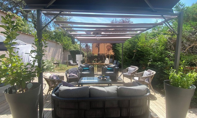 Beaurecueil House | Small, quiet T4 house with garden and terrace.