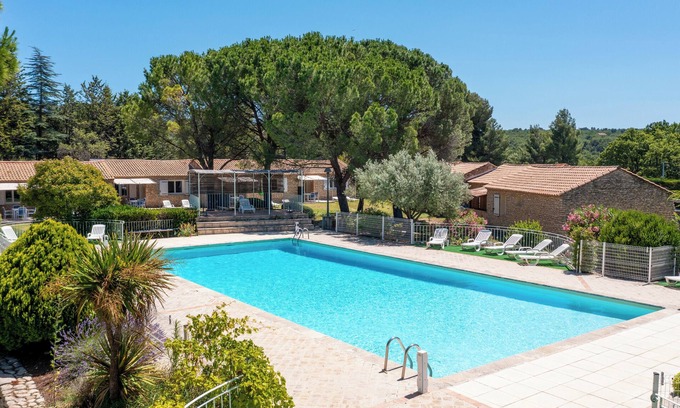 La Roque-sur-Pernes Condo | Small stone house in quiet residence