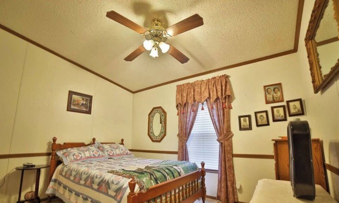 Wyandotte Apartment | Small studio apartment on Grand Lake