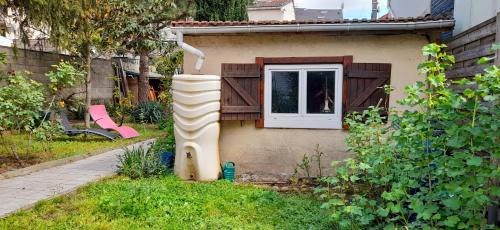 La Courneuve House | Small Town House with private parking and access to garden, near Paris and all public transport