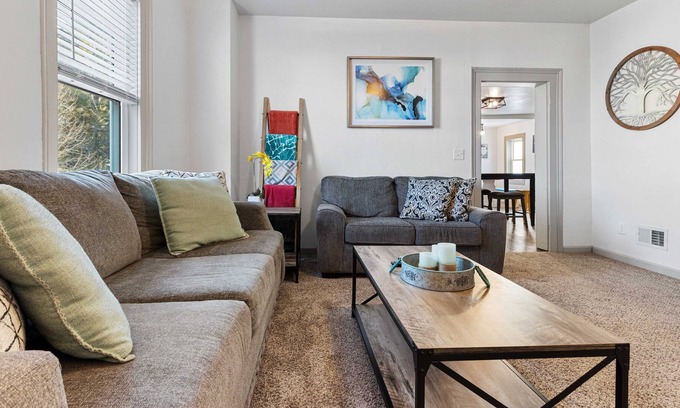 Oconto House | Small Town Retreat- 3br Bright & Stylish Home