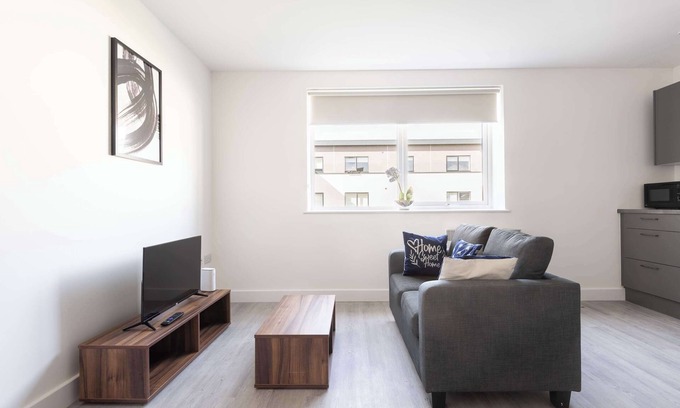Eastleigh Apartment | Smart 1 Bedroom Apartment in Bradford with Parking