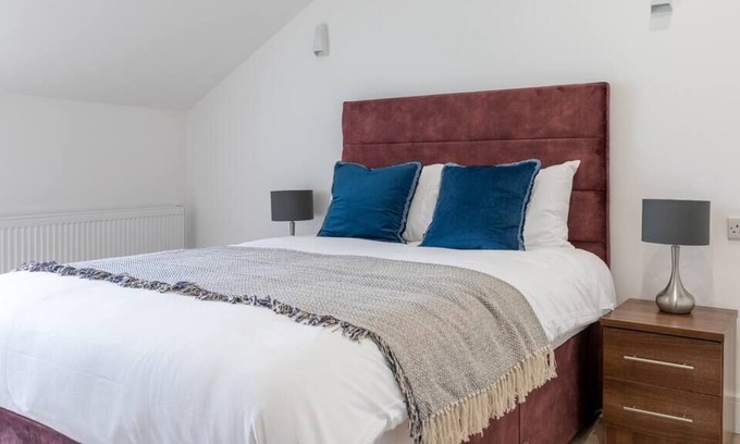 Windlesham Apartment | Smart, Easy and Hassle-Free Two-Bed - Stylish!