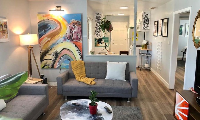 Southeastern Sacramento House | Smart Eclectic ART HOUSE near UC Davis Med Center