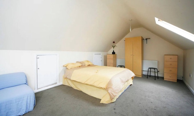 Leyton Bed & Breakfast | Smart King Size Double Room For 4 Guests