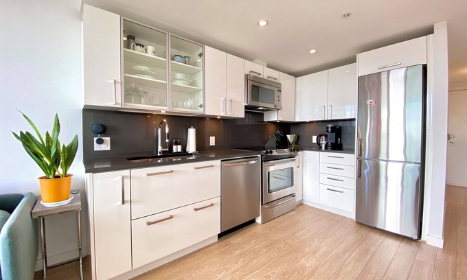 Downtown Eastside Apartment | Smart+Modern⬩6min→DT⬩Keyless⬩Parking⬩City Views
