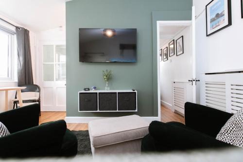 Exeter Apartment | Smart Modern Studio With Free Parking, Wifi, Close To Town, Hospital, Uni, Quiet Area, Contact For Best Prices