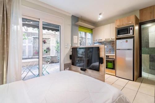 Kypseli Apartment | Smart studio 30 sq m Athens with yard