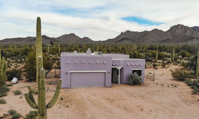 Tucson House | Smart TV BBQ Grill Tucson Saguaro Desert View Stargazing Soak Tub WiFi 2 Car Gar