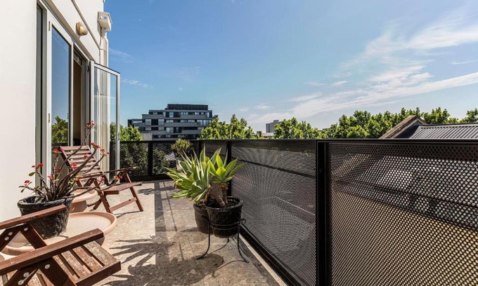 Collingwood Apartment | Smith Street Studio - Trendy Inner-city Balcony Stay