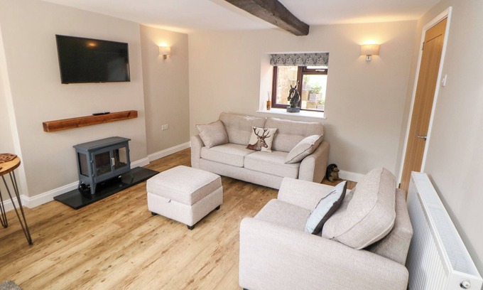 Barlow House | SMITHY COTTAGE, pet friendly, with a garden in Chesterfield