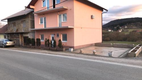 Canton 10 House | Smjestaj Glamoč