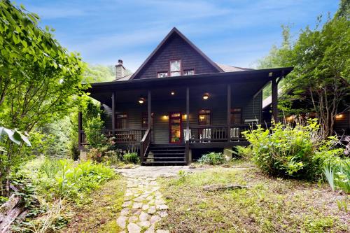 Almond House | Smokey Mountain Getaway