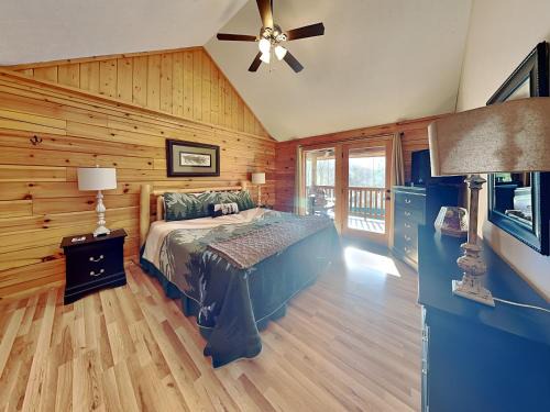 Black Bear Falls House | Smoky Bear Hideaway