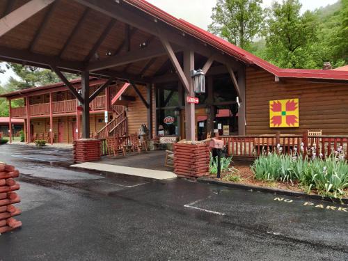 Maggie Valley Hotel | Smoky Falls Lodge