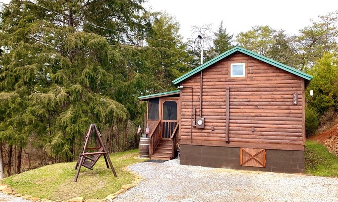 Sevierville Resort | Smoky Hollow Outdoor Resort - Log Cabin