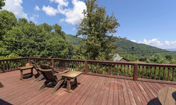 Settlers Ridge Cabin | Smoky Mountain Mecca by AvantStay | Mountain Views