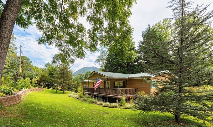 Sylva House | Smoky Mountain Riverfront Lodge: 4 bedrm on the Tuckaseegee River in Sylva NC