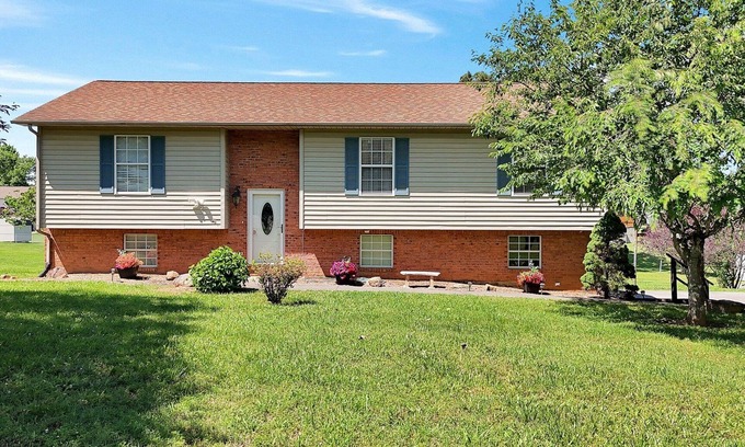 Kodak House | Smoky Mtn Retro/Ideal for Weekend Getaways & Extended Stays