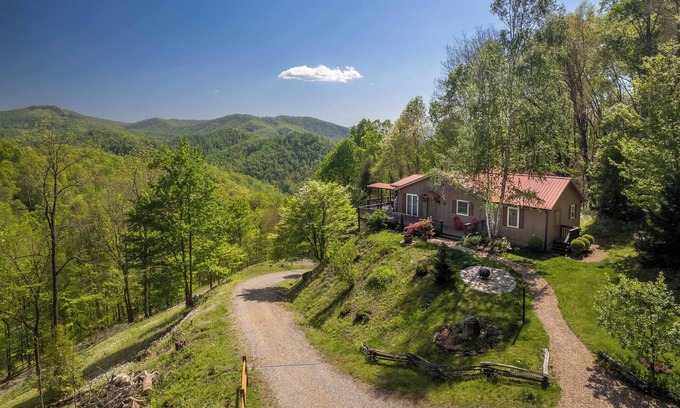 Sylva Cabin | Smoky Ridge Retreat – Cozy 2BR/2BA Cabin with Mountain Views & Creek Sounds
