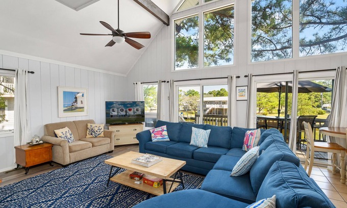 Deep Hole House | Smooth Sailing is a fabulous Direct Canalfront Vacation Home in prestigious Oyst