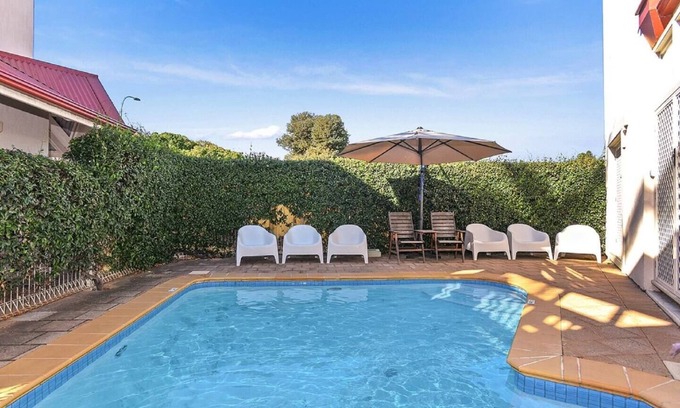 Victor Harbor Apartment | 'Smugglers no 11' - swimming pool + heart of Victor Harbor + beach!