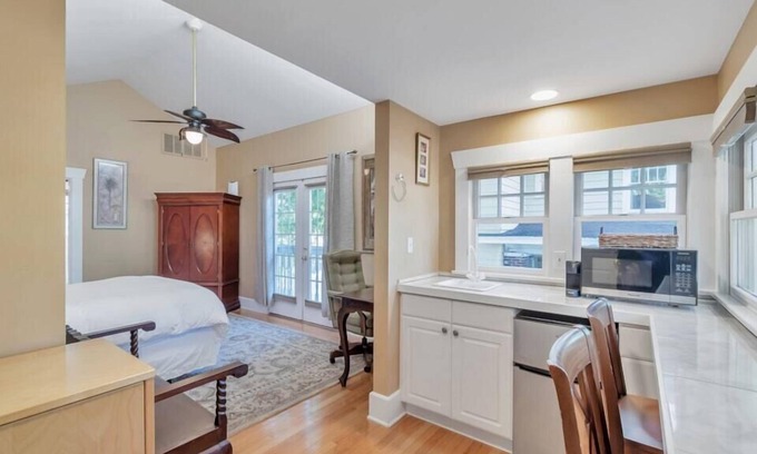 Historic Old Northeast Apartment | Snell Suite at ONE Inn: King Bed, Kitchenette, Near Downtown & Vinoy Park.