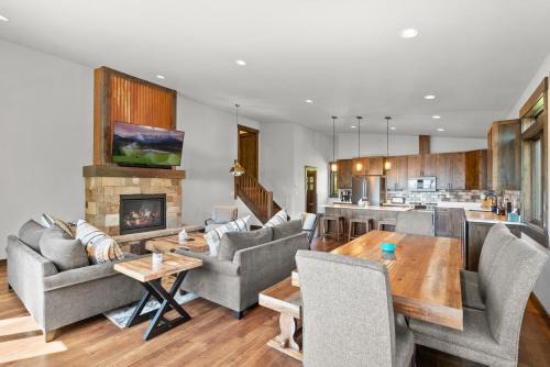 Whitefish House | Snow Ghost Den True Ski in Ski out sleeps 9 people 3 Bed 2 and a half bathrooms Home with private hot tub