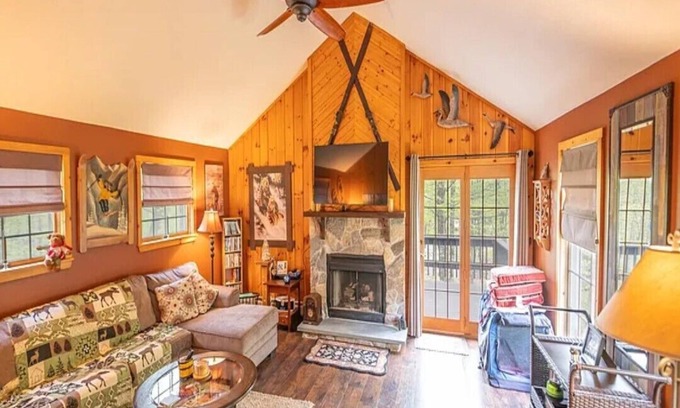 West Dover Ski Chalet | Snow Owl Chalet - Dover, 4-Bd 3-Bth - 10 Min. - Mt Snow! Saltwater Hot Tub!