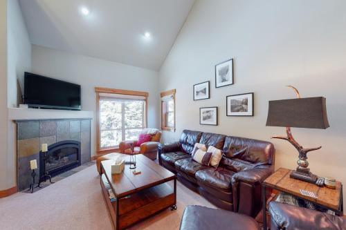 Truckee Apartment | Snow Porch