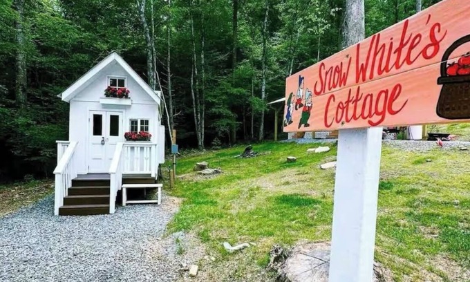 Hayesville Cottage | Snow White Cottage by Creek – Cozy Retreat with Fireplace, Petting Zoo & Firepit