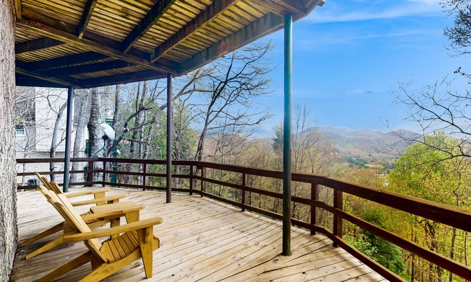 Sky Valley Cabin | Snowbird-friendly cabin with amazing mountain views, porch & central AC