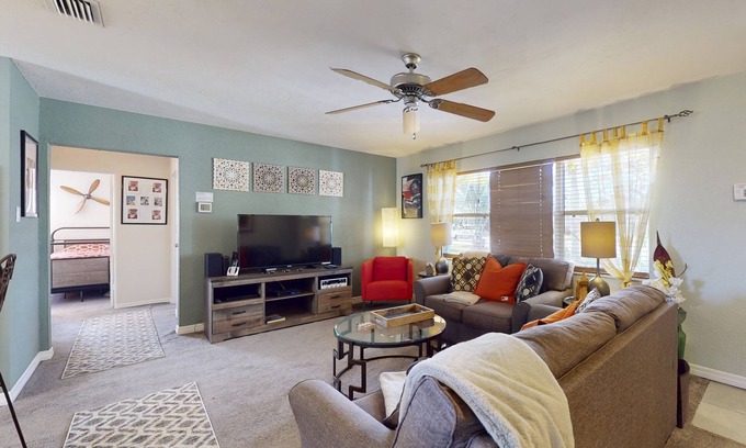 South Bradenton House | Snowbird-friendly home with enclosed yard, deck, grill, central AC