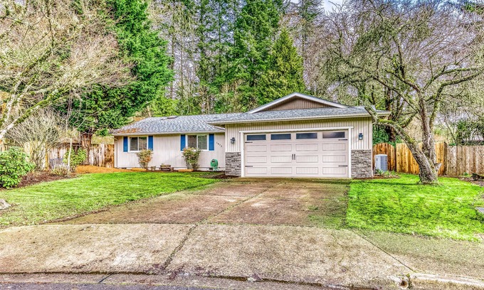 Central Oregon House | Snowbird-Friendly Home with Private Washer/Dryer, Fast WiFi, Yard, & A/C