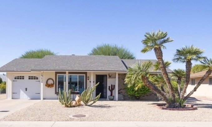 Sun City House | "SNOWBIRDS WELCOME" Adorable Casita, fully furnished with garden patio.