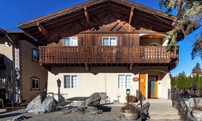 Leavenworth Condo | Snowcreek Suite - Cedar - ADA- Hot Tub - Kitchenette