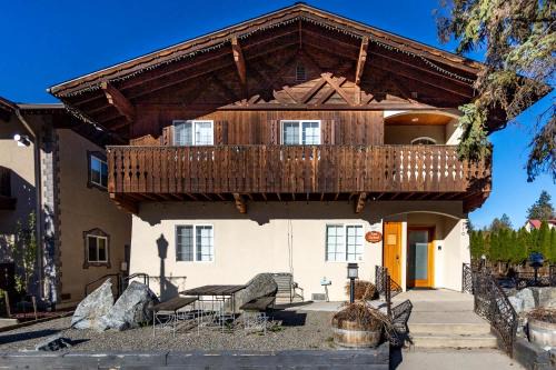 Leavenworth House | Snowcreek Suite - Cedar - ADA- Hot Tub - Kitchenette