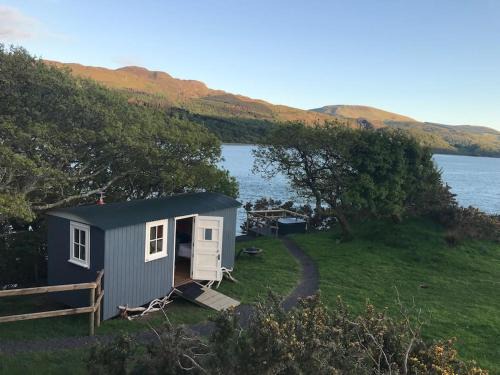 Caerdeon Apartment | Snowdonia Shepherds Hut + Hot Tub