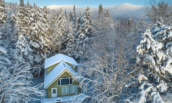 Montgomery Center House | SnowDream Chalet - 4 miles from Jay Peak!