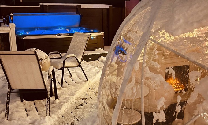 Afton House | SnowFlake Suite, SnowGlobe with hottub