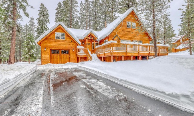 Truckee Ski Chalet | Snowpeak Chalet in Tahoe Donner