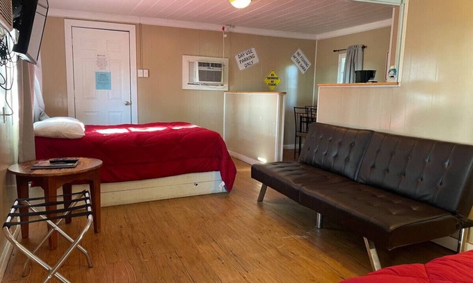 Pottsboro Cabin | Snug 2 Bed Cabin at Mill Creek Marina: Cabin 2