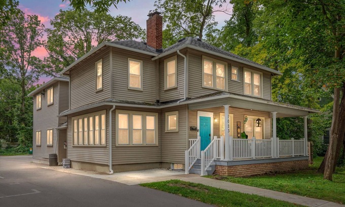 Ypsilanti Apartment | Snug and Comfy Room 10 mil to UM and steps to EMU
