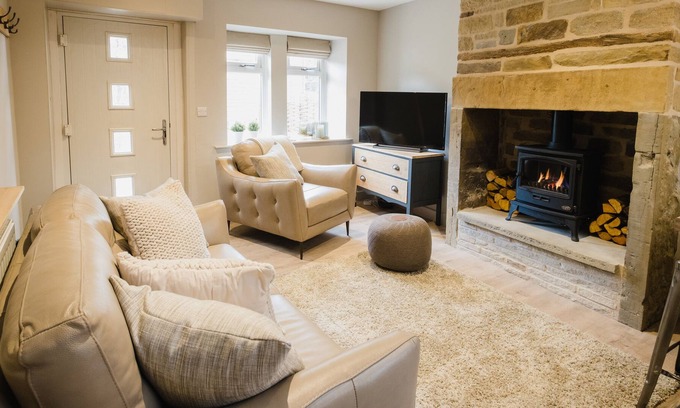 Hepworth Cottage | SNUG COTTAGE, pet friendly, with a garden in Scholes
