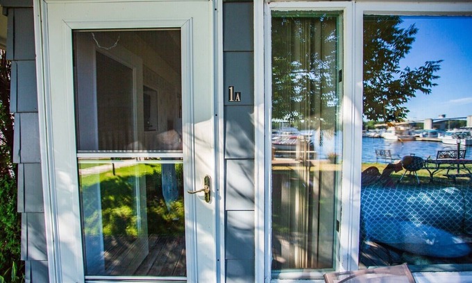 Sturgeon Bay Cottage | Snug Harbor Inn - Cottage 1A
